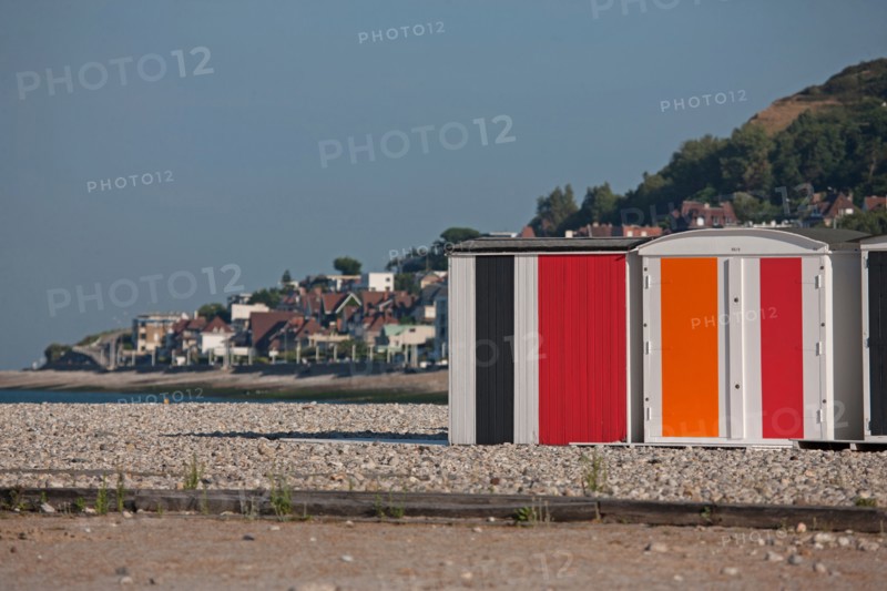 Le Havre, cabines aux portes de colorées, œuvre de Karel Mertens