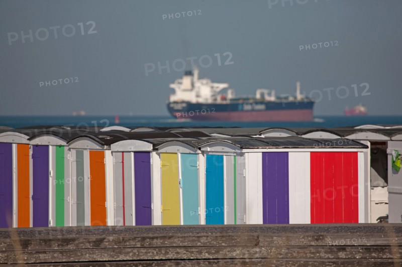 Le Havre, cabines aux portes de colorées, œuvre de Karel Mertens
