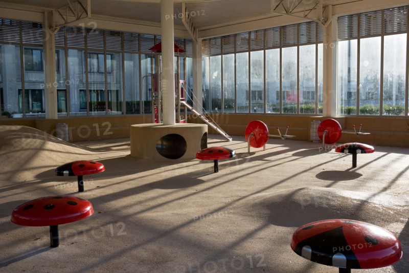 Le Havre, Place de l'Hôtel de Ville, jeux d'enfants installés sous un préau