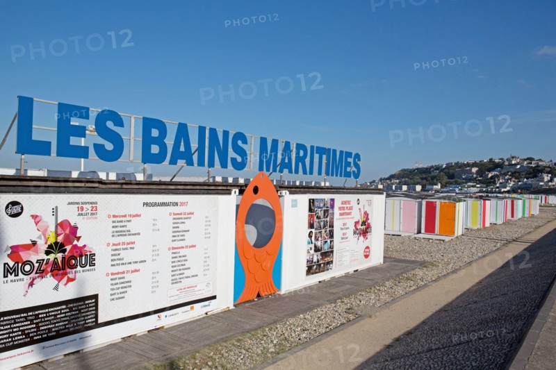 Le Havre, cabines aux portes de colorées, œuvre de Karel Mertens