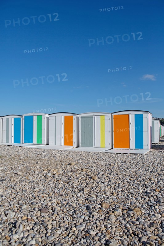 Le Havre, cabines aux portes de colorées, œuvre de Karel Mertens