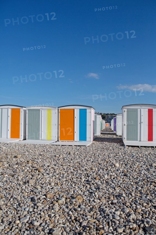 Le Havre, cabines aux portes de colorées, œuvre de Karel Mertens