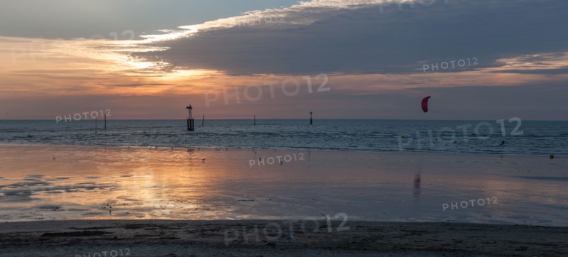 Trouville sur Mer, Kite surf au soleil couchant