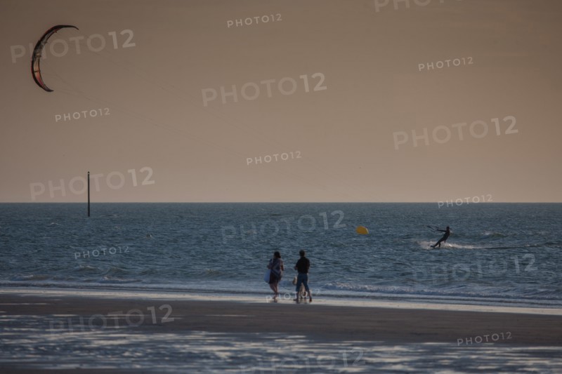 Trouville sur Mer, Kite surf au soleil couchant