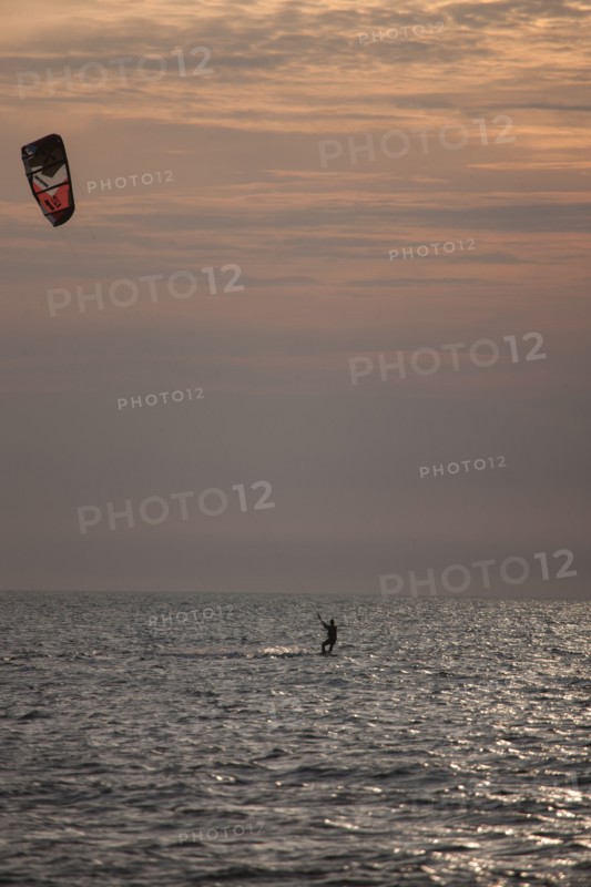 Trouville sur Mer, Kite surf au soleil couchant