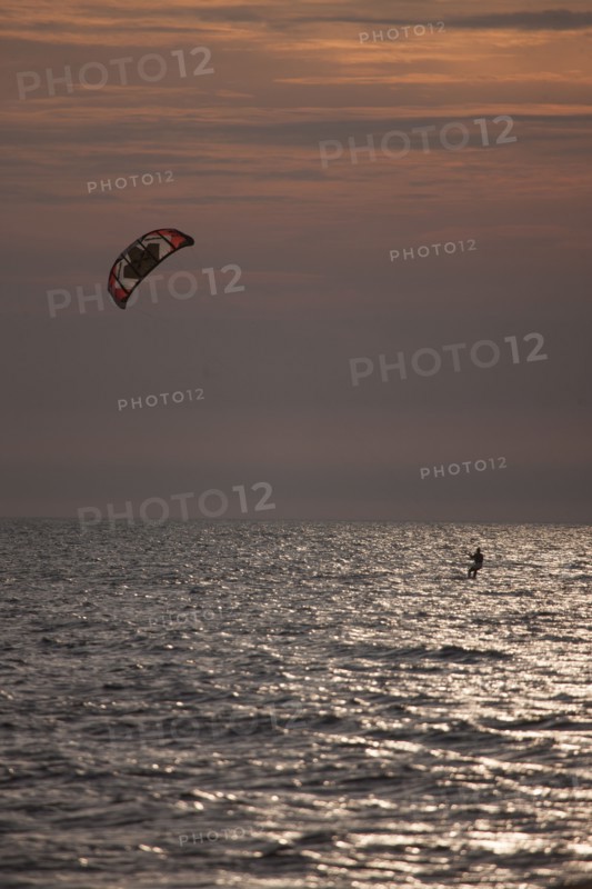 Trouville sur Mer, Kite surf au soleil couchant