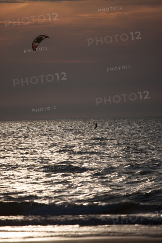 Trouville sur Mer, Kite surf au soleil couchant