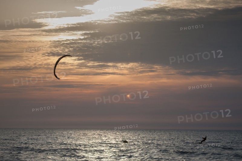Trouville sur Mer, Kite surf au soleil couchant