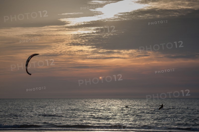 Trouville sur Mer, Kite surf au soleil couchant