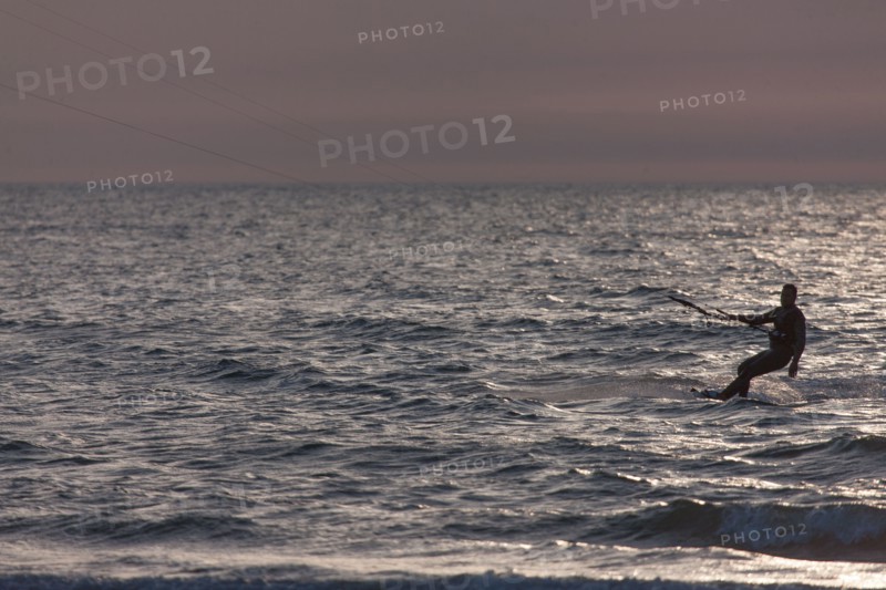 Trouville sur Mer, Kite surf au soleil couchant