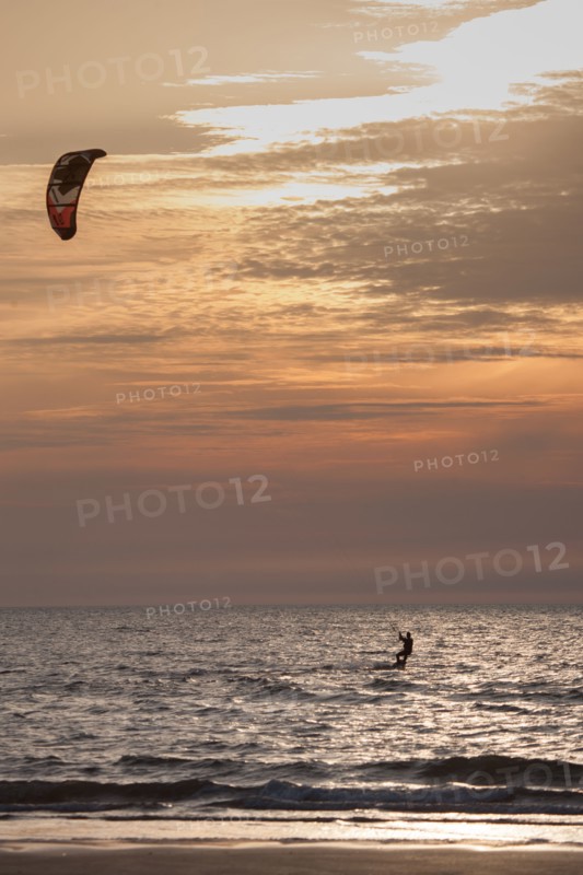 Trouville sur Mer, Kite surf au soleil couchant