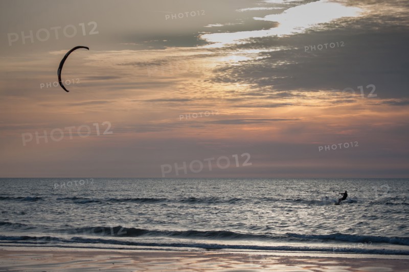 Trouville sur Mer, Kite surf au soleil couchant