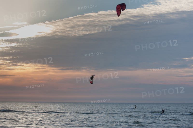 Trouville sur Mer, Kite surf au soleil couchant