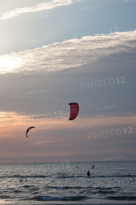 Trouville sur Mer, Kite surf au soleil couchant