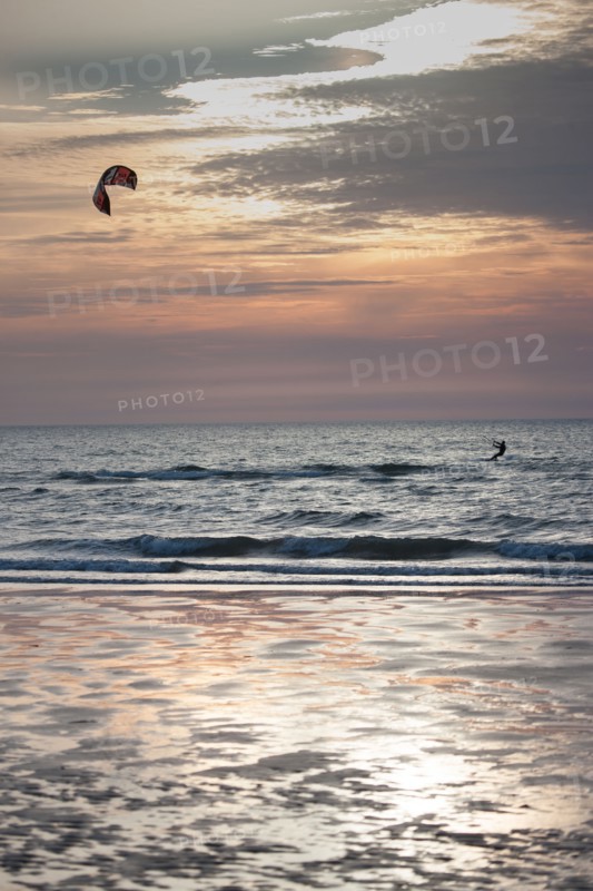 Trouville sur Mer, Kite surf au soleil couchant