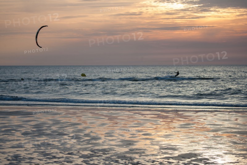 Trouville sur Mer, Kite surf au soleil couchant