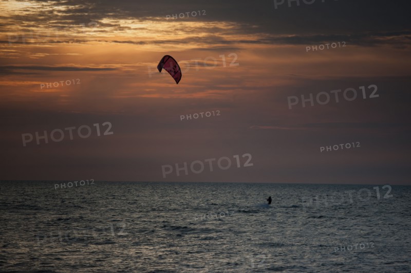 Trouville sur Mer, Kite surf au soleil couchant
