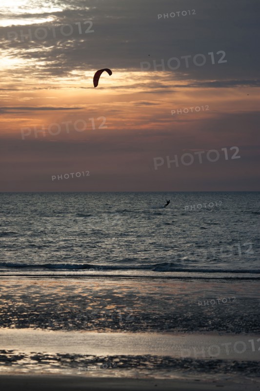 Trouville sur Mer, Kite surf au soleil couchant