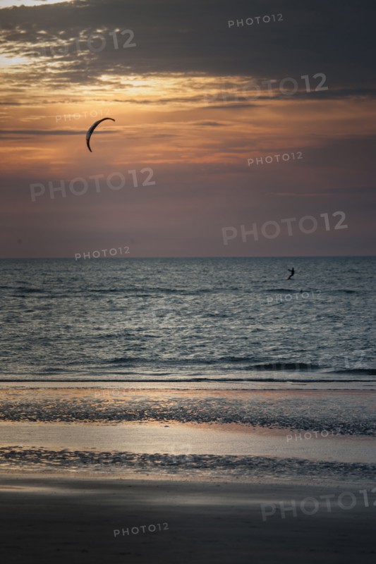 Trouville sur Mer, Kite surf au soleil couchant