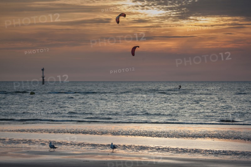 Trouville sur Mer, Kite surf au soleil couchant
