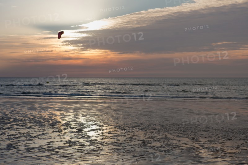 Trouville sur Mer, Kite surf au soleil couchant