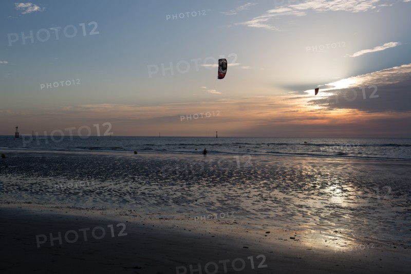 Trouville sur Mer, Kite surf au soleil couchant