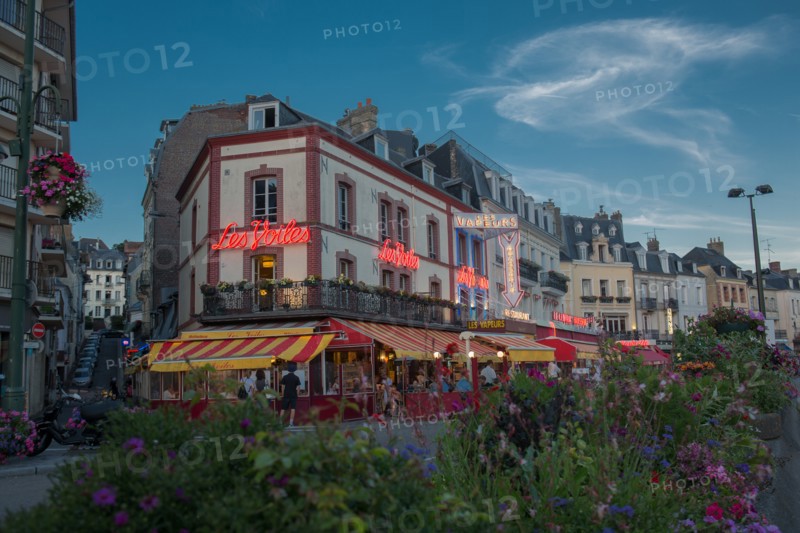 Brasseries de Trouville sur Mer au crépuscule
