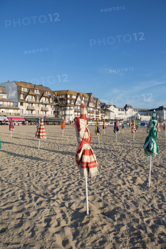 Trouville sur Mer, les parasols sur la plage