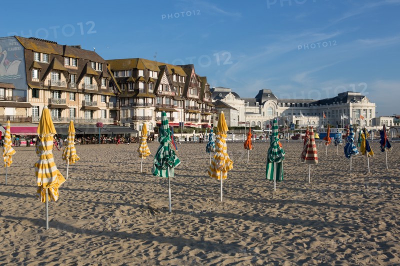 Trouville sur Mer, les parasols sur la plage