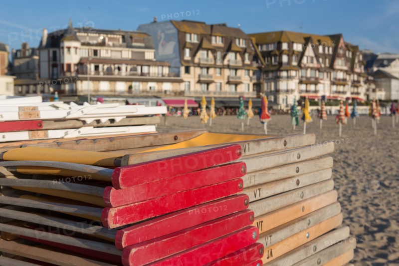 Trouville sur Mer, transats empilés sur la plage