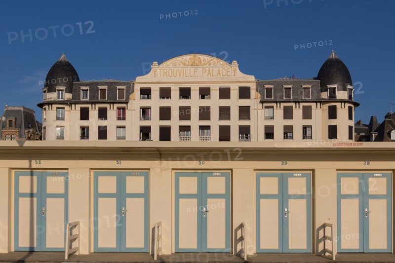 Trouville sur Mer, cabines de bains devant le Trouville Palace