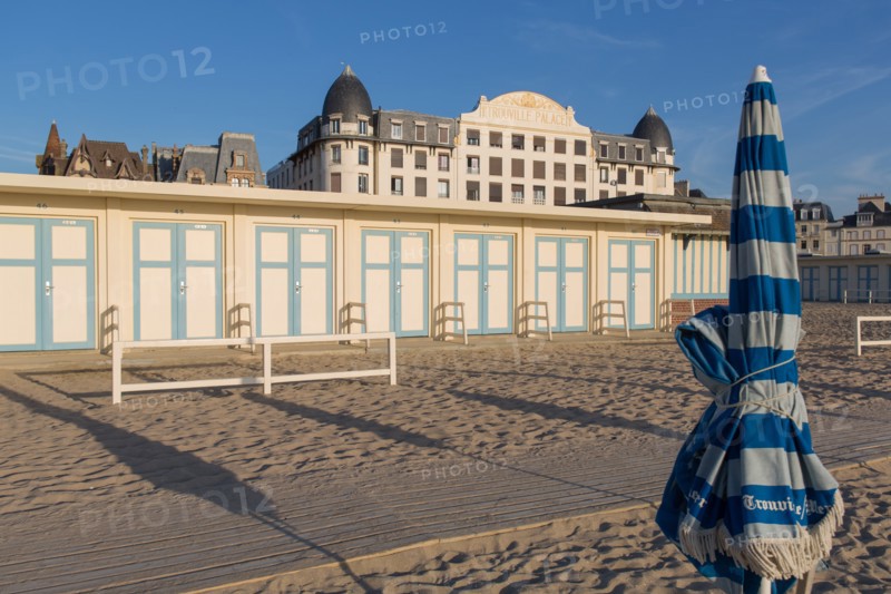 Trouville sur Mer, cabines de bains devant le Trouville Palace
