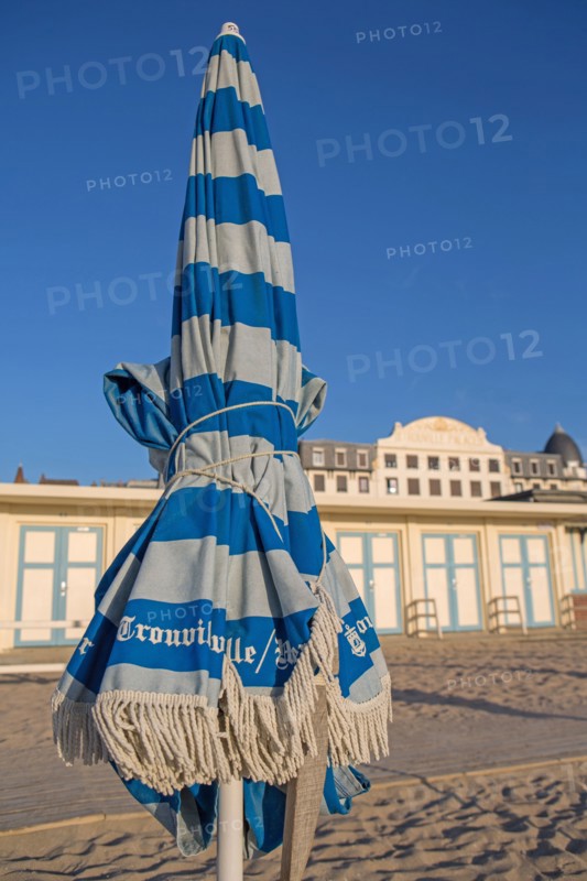 Trouville sur Mer, cabines de bains devant le Trouville Palace