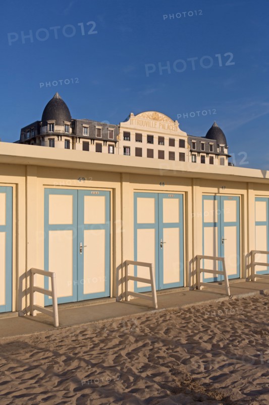 Trouville sur Mer, cabines de bains devant le Trouville Palace