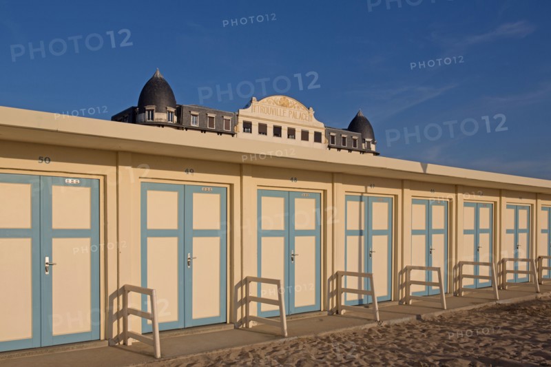 Trouville sur Mer, cabines de bains devant le Trouville Palace