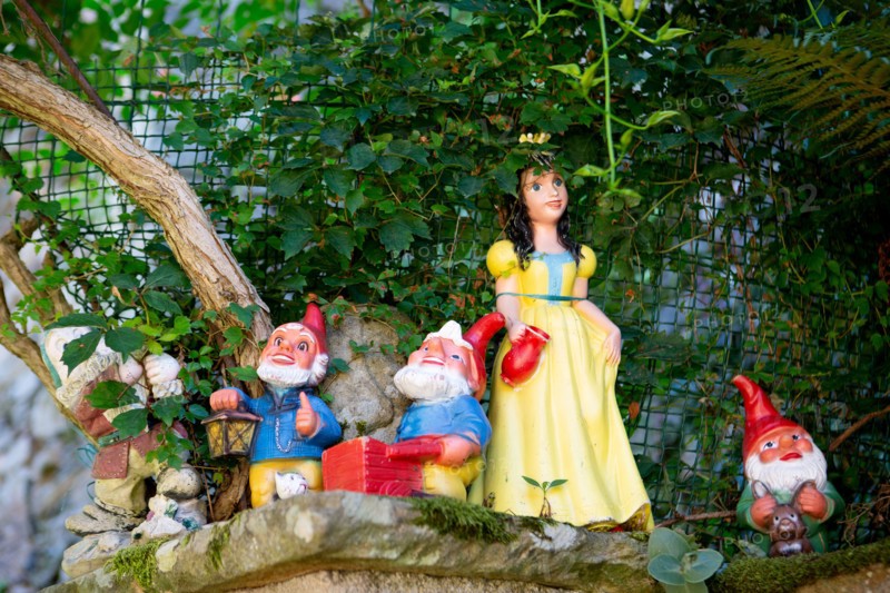 Parc des Grands Causses, Brousse-le-Château, Blanche Neige et les sept nains dans un jardin