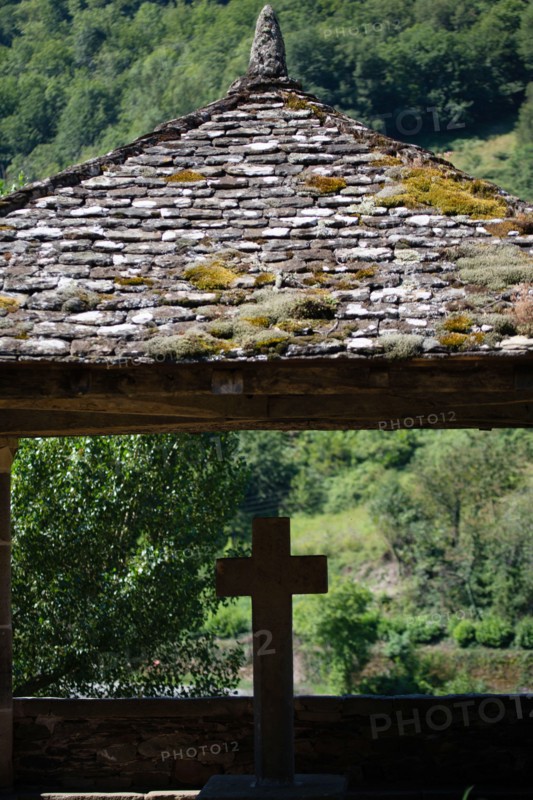 Parc des Grands Causses, Brousse-le-Château, détail d'un toit en ardoise