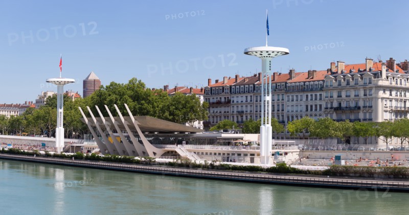 Lyon, Centre Nautique Tony Bertrand, piscine extérieure et vue sur le Rhône