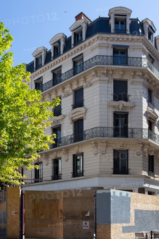 Lyon, rue Thomassin, terrace of a café in front a of construction fence