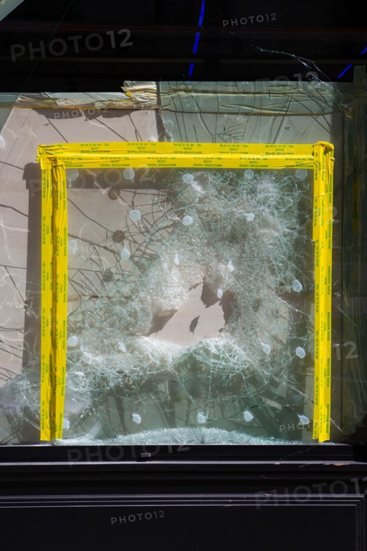 Lyon, rue Thomassin, vitrine cassée bordée de jaune