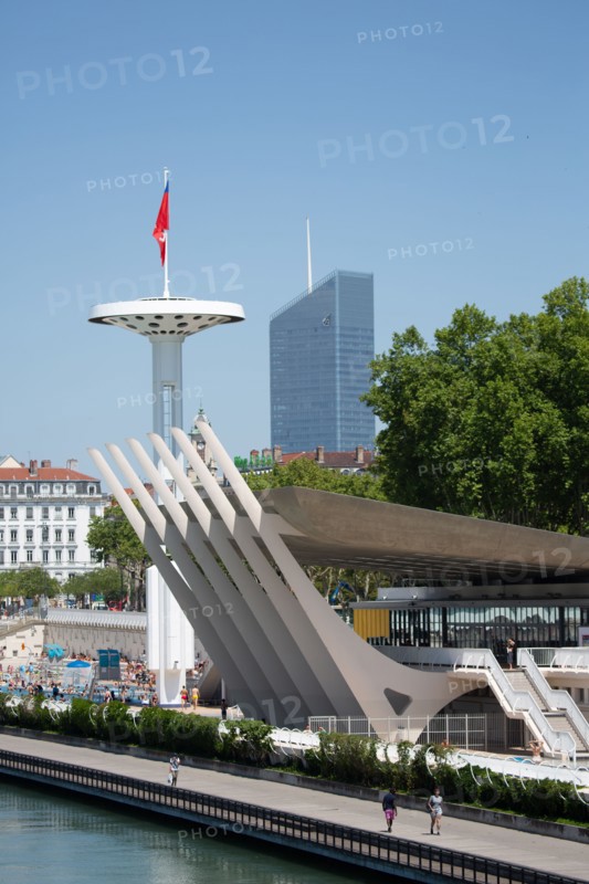 Lyon, Centre Nautique Tony Bertrand, piscine extérieure et vue sur le Rhône