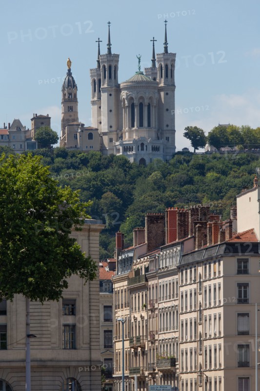 Lyon, vue sur la basilique Notre Dame de Fourvière depuis les quais du Rhône