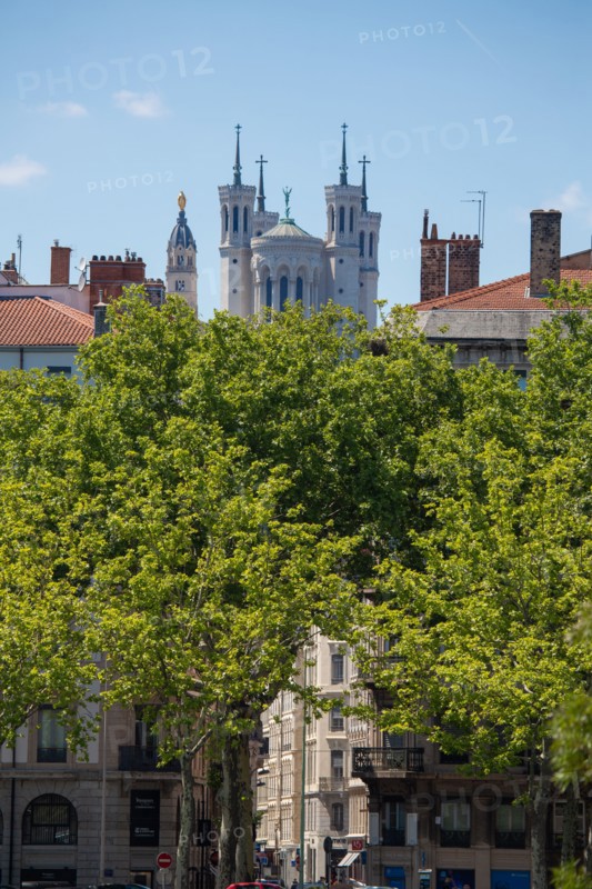 Lyon, vue sur la basilique Notre Dame de Fourvière depuis les quais du Rhône