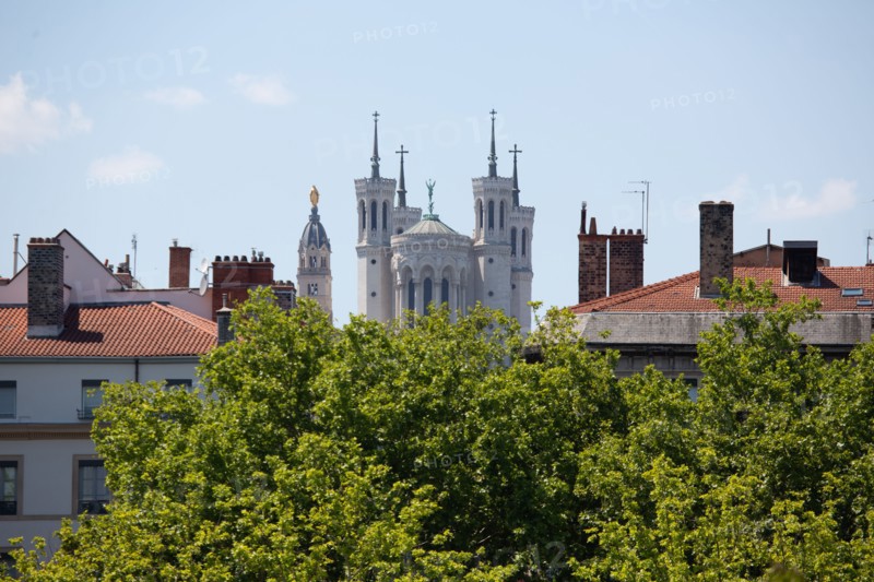 Lyon, vue sur la basilique Notre Dame de Fourvière depuis les quais du Rhône