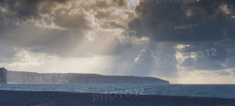 Dieppe, storm over the beach, light effect