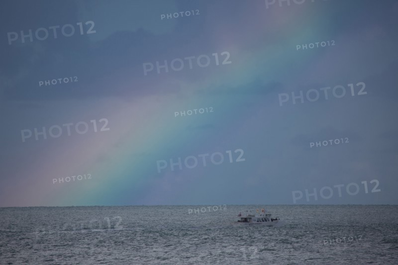 Dieppe, arc en ciel au large de la plage par temps d'orage