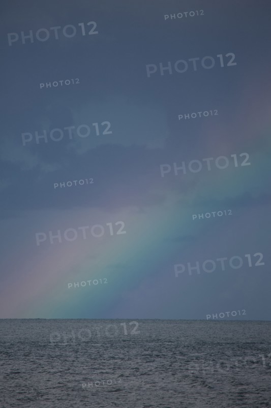 Dieppe, arc en ciel au large de la plage par temps d'orage