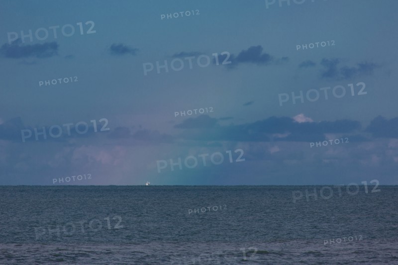 Dieppe, arc en ciel au large de la plage par temps d'orage