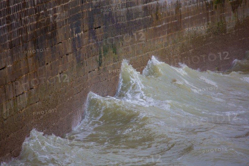 Dieppe, vague qui s'écrase sur la digue,