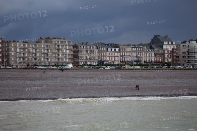 Dieppe, immeubles et hôtels du Boulevard de Verdun par tempête